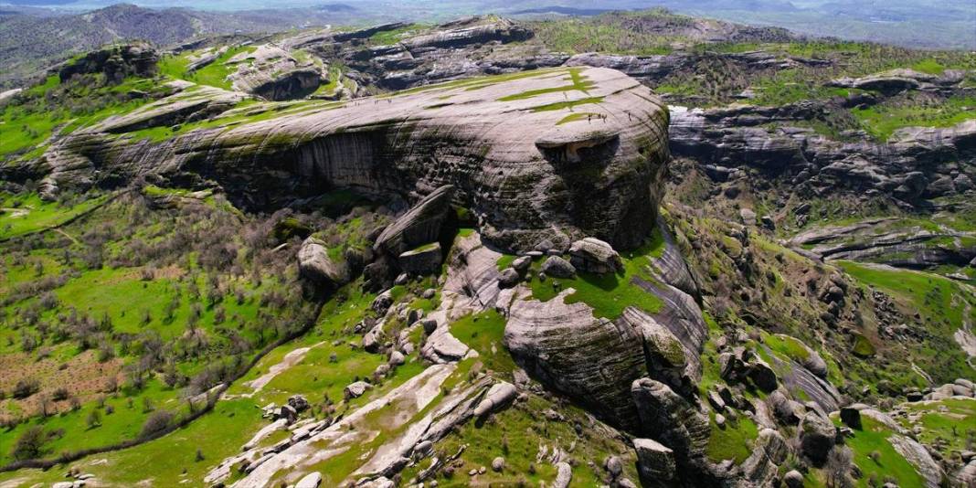 5.000 yıllık tarihe sahip: Devasa kaya bloklar üzerinde doğaseverleri ağırlıyor 5